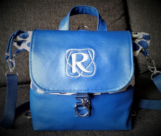 CARIS Naehwerkstatt, Handtaschenrucksack blau Monogramm