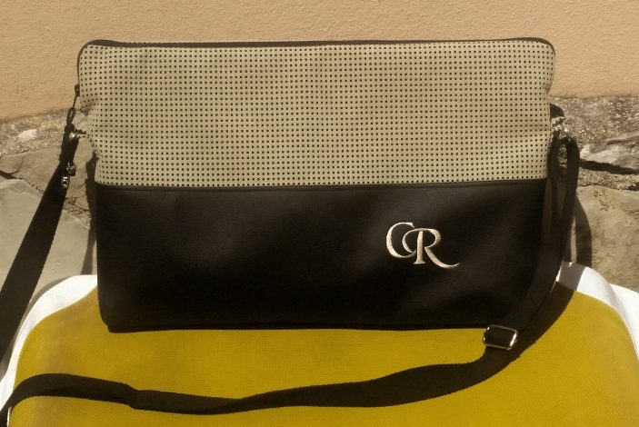 CARIS-aaschen - Laptop-Tasche mit Initialen - schwarzes Kunstleder - bwattierteiges Alcantara - mit Tragegurt und diversen Innentaschen