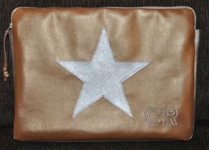 CARIS-Taschen - Laptop-Tasche mit Aplikation und Initialen - Kunstleder in gold und silber