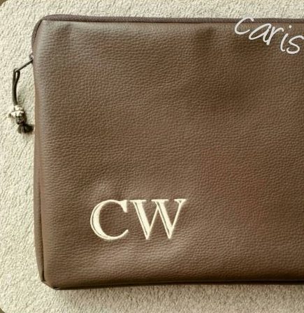 CARIS-Taschen - MacBook-Tasche mit Initialen - braunes Kunstleder - wattiert