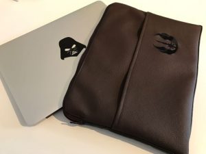 CARIS-Taschen - - MacBook-Tasche mit Motiv-Stickerei - braunes Kunstleder - Einschubfach vorne - wattiert