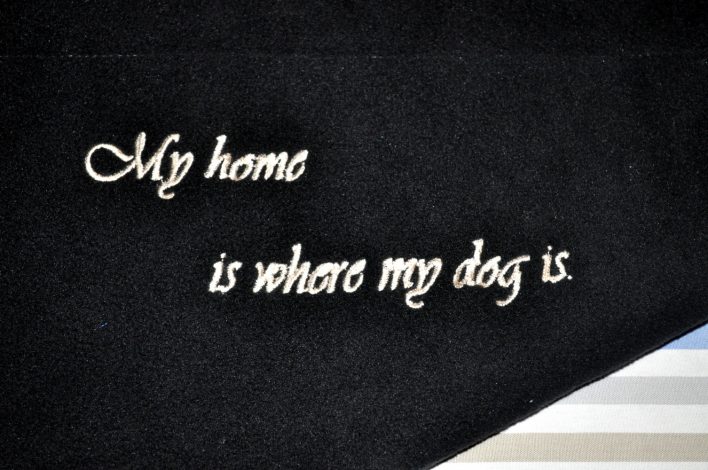 CARIS-Naehwerkstatt - Hundedecke mit Schriftzug
