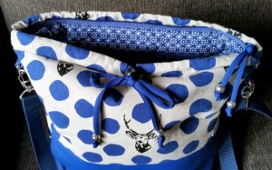 CARIS Naehwerkstatt, Handtaschenrucksack blau Monogramm