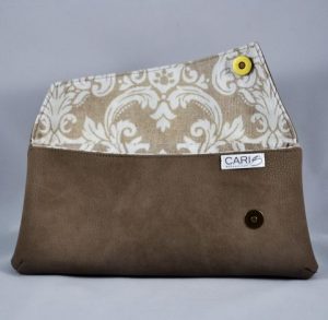 CARIS Naehwerkstatt - personalisierte Clutch mit Monogramm-Stickerei