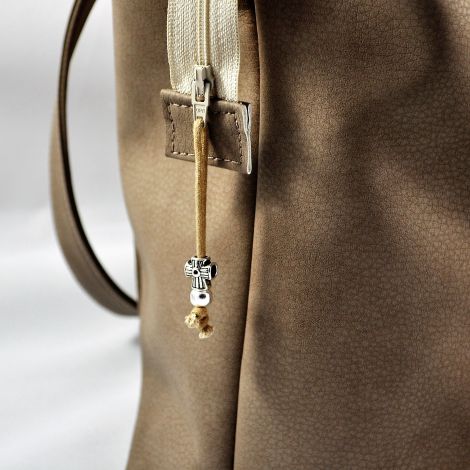 CARIS Nähwerkstatt - personalisierte Handtasche und passende Clutch mit Monogramm-Stickerei