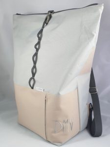 CARIS Taschen - personalisierter Kurierrucksack mit Initialen